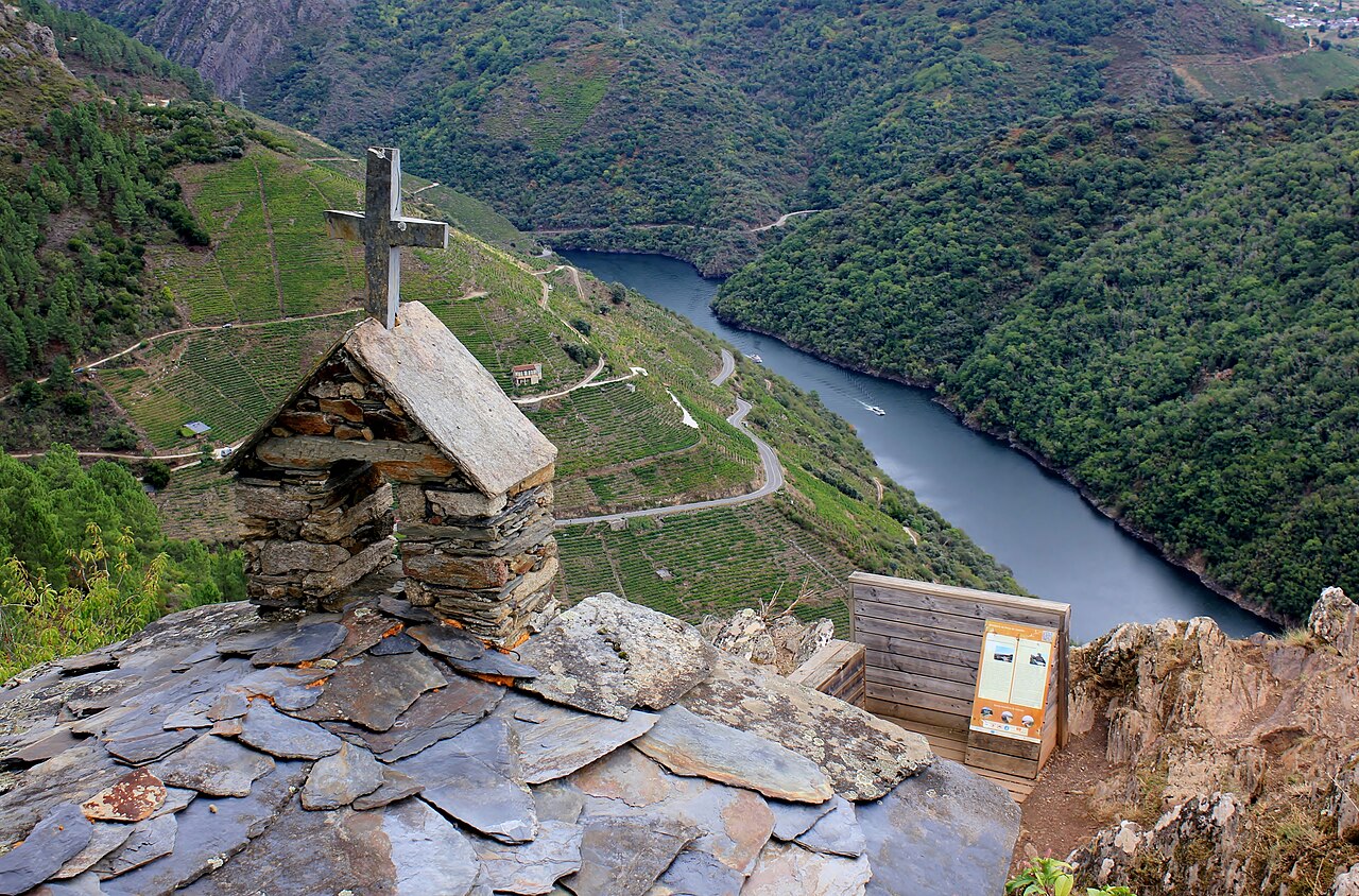 Cruceiro del mirador de Pena do Castelo sobre los bancales de viñedo de Doade, en Sober