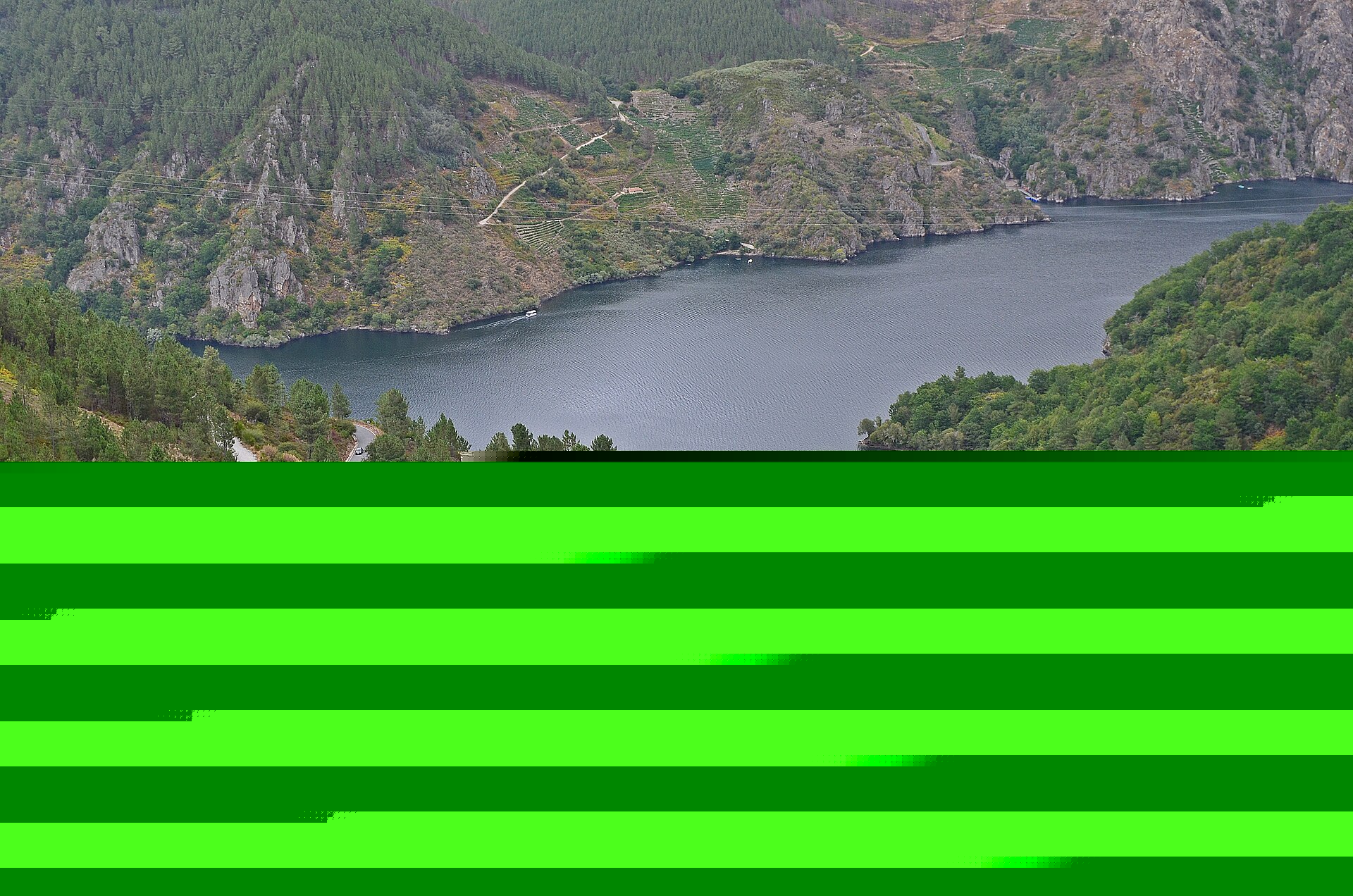 Panorámica del cañón del Sil, con las laderas de bancales cayendo hacia el río