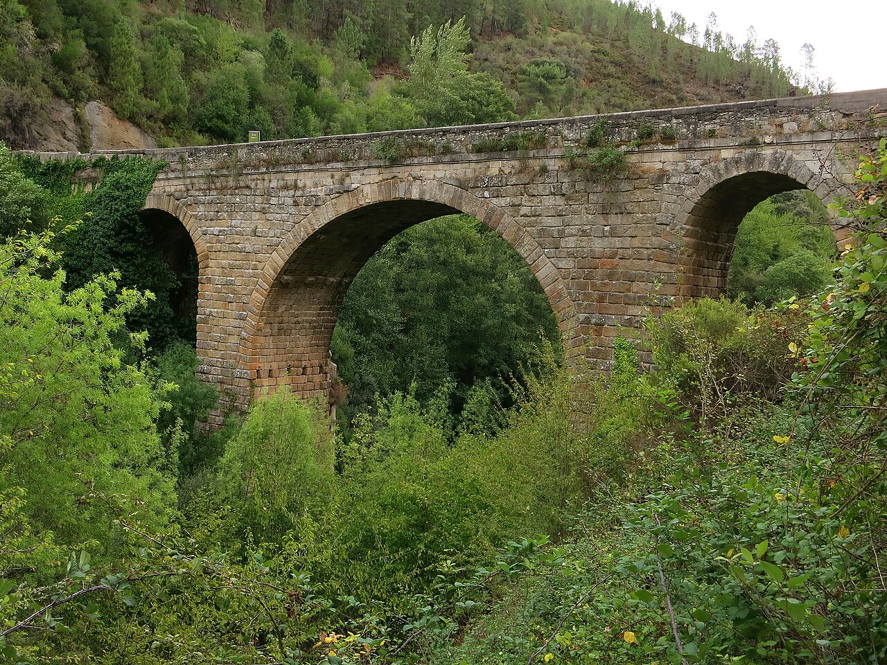 El valle del río Bibei entre laderas